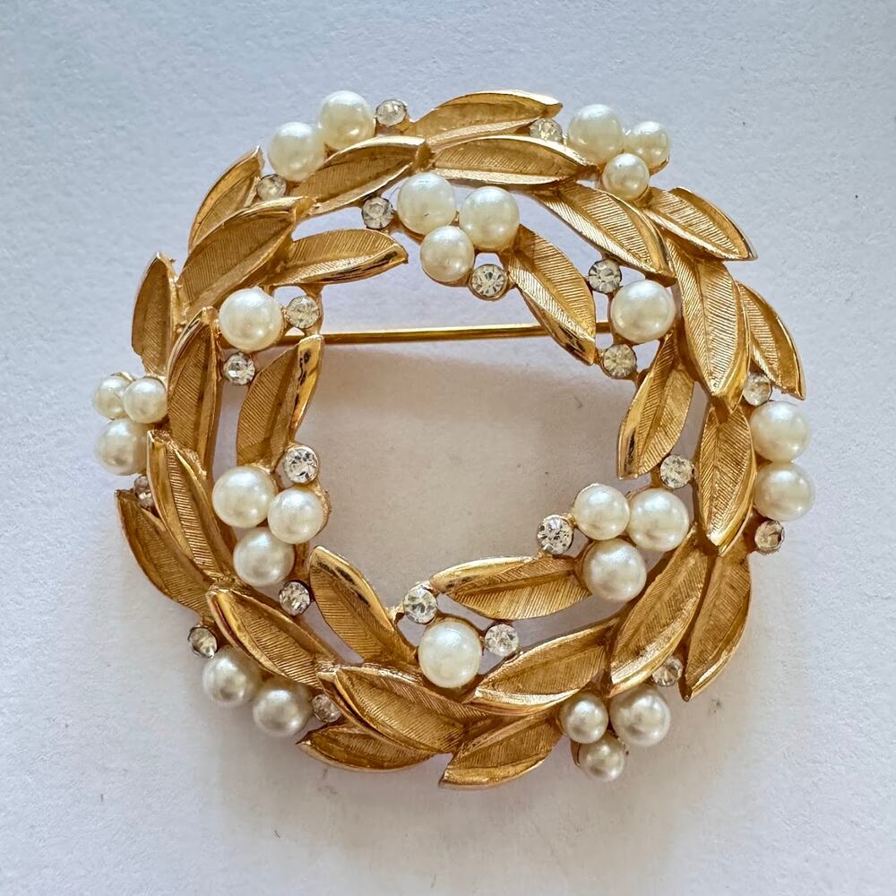Vintage Crown Trifari Pearl and Crystal Rhinestone Gold Tone Brooch Pin Wreath